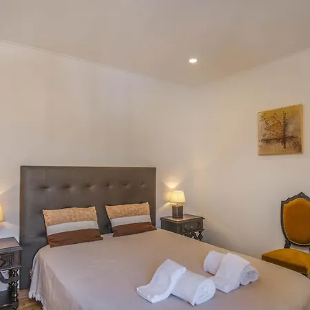 Casa Dos Avozinhos, Da * Senhora da Luz