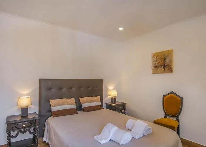 Casa Dos Avozinhos, Da * Senhora da Luz